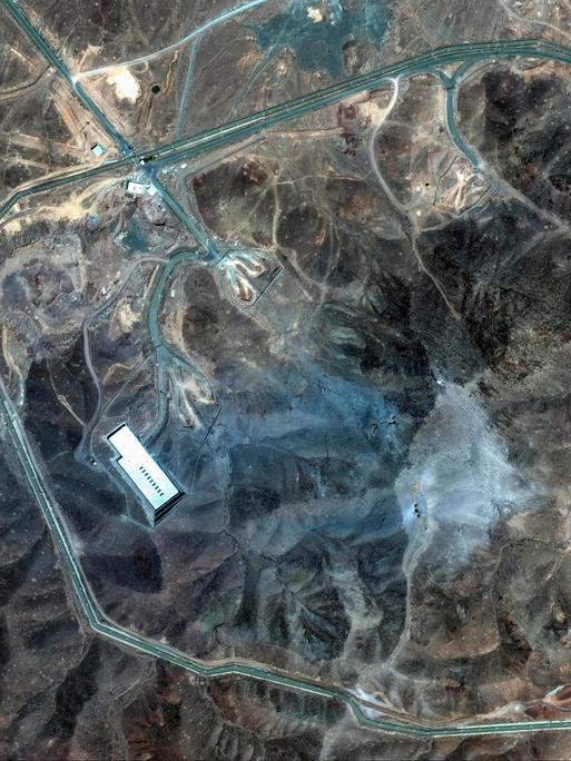 Auf einer Satellitenaufnahme ist die iranische Atomanlage Fordo nach einem Angriff der US-Armee zu sehen