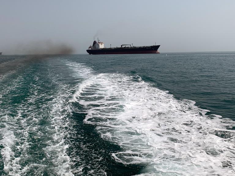 Iranische Öl- und Frachtschiffe im Persischen Golf vor der vor der Straße von Hormus