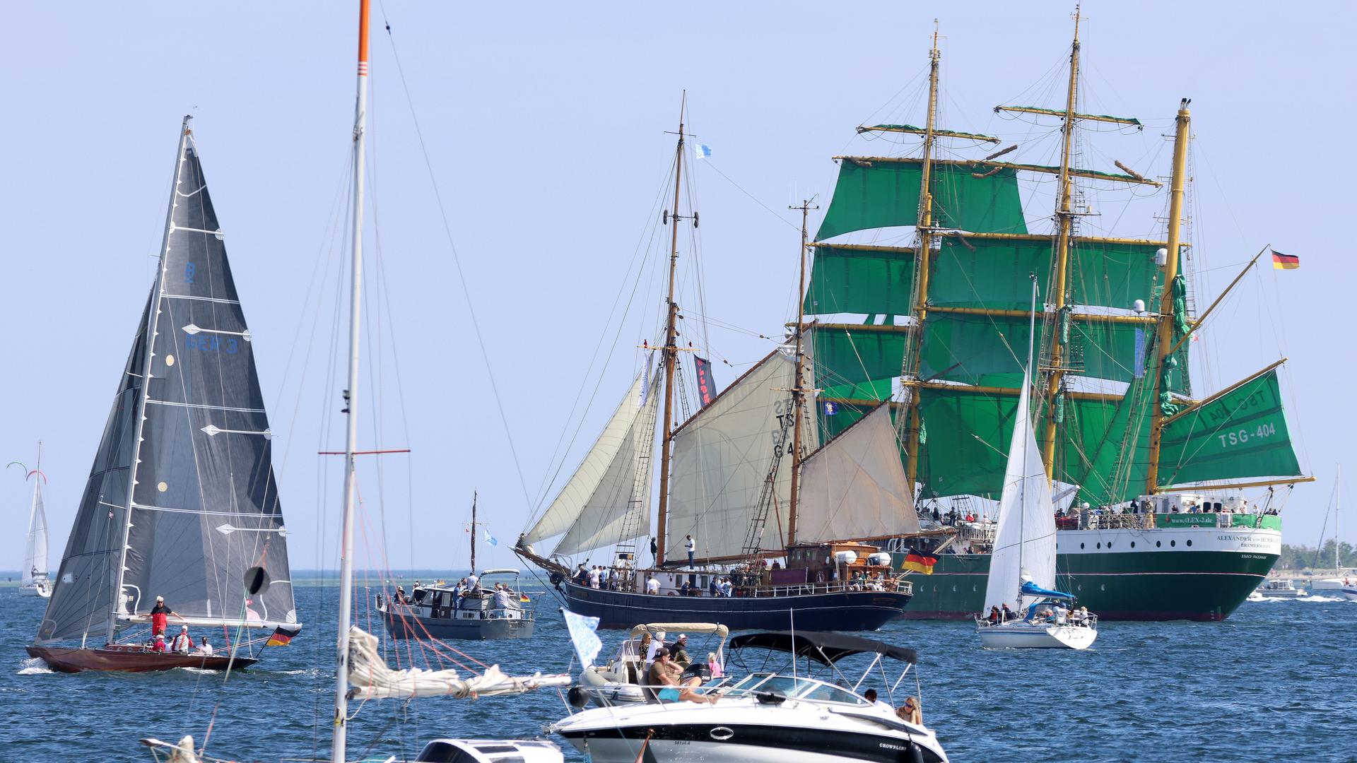 Zu sehen sind große und kleine Schiffe, auf dem Meer Ostsee in der Nähe von der Stadt Kiel. Zu sehen sind große und kleine Schiffe, auf dem Meer Ostsee in der Nähe von der Stadt Kiel.