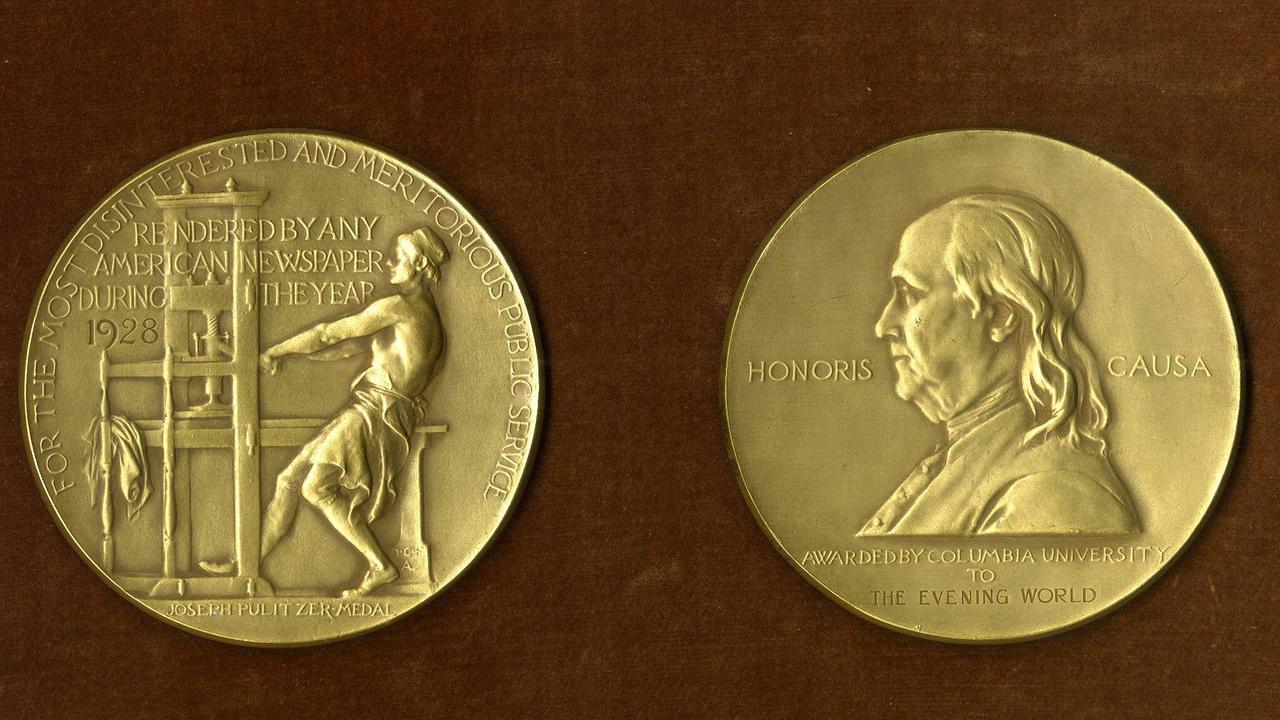 Beide Seiten der goldenen Medaille sind vor einem schwarzen Hintergrund abgebildet. 