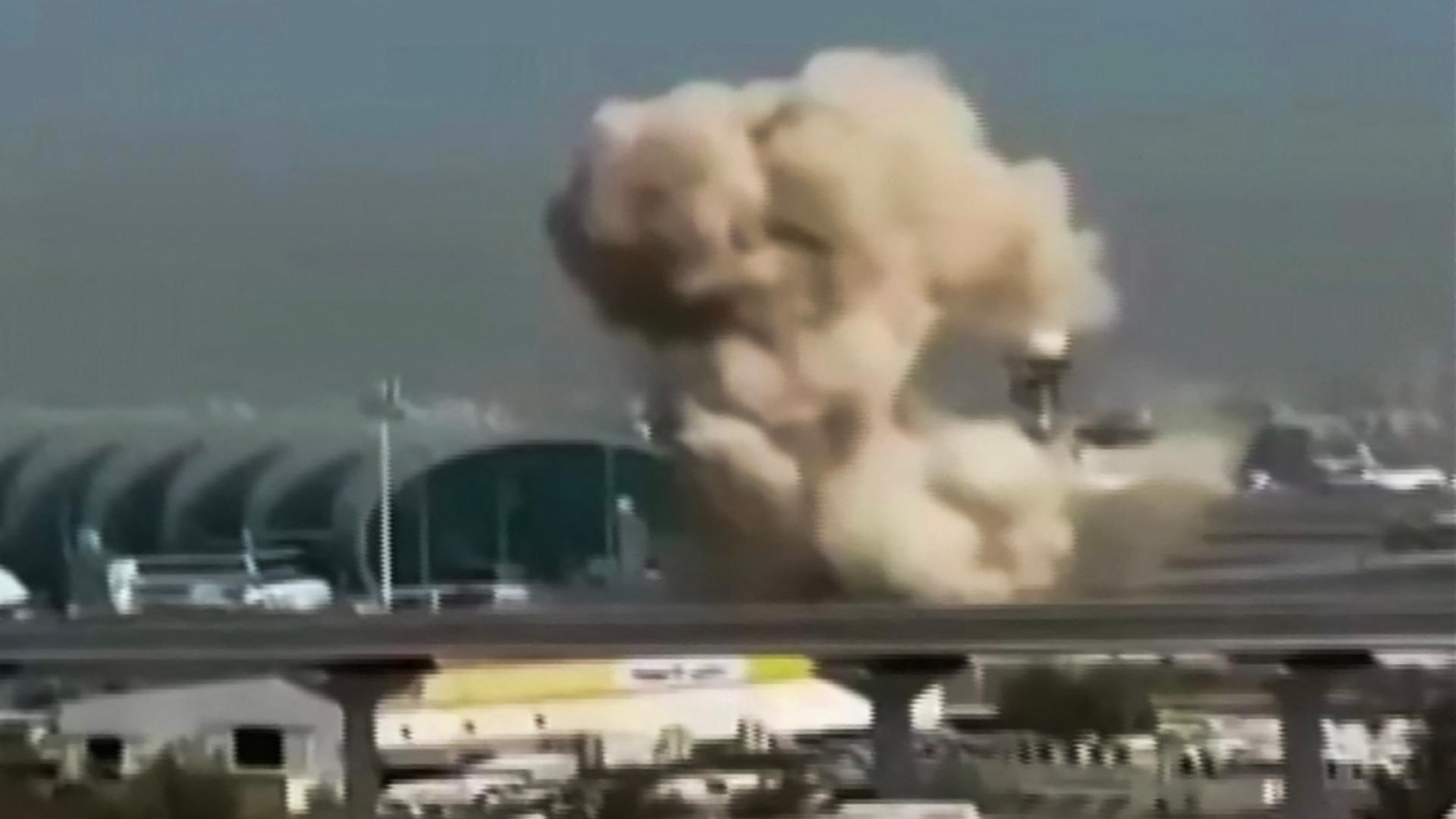Das etwas unscharfe Foto zeigt Rauch, der über dem internationalen Flughafen von Dubai aufsteigt.
