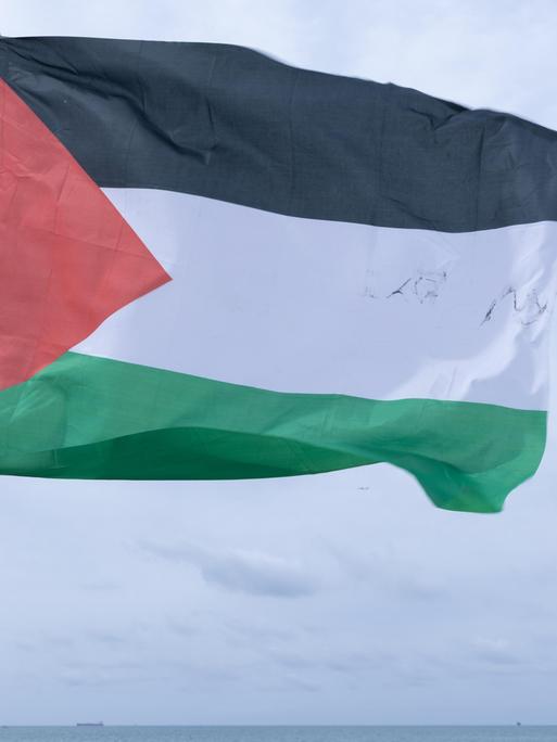 Eine palästinensische Flagge weht im Wind