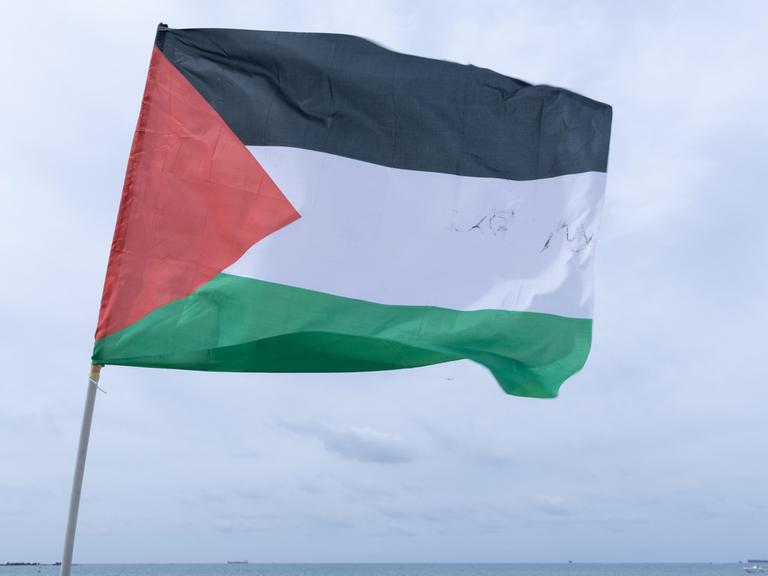 Eine palästinensische Flagge weht im Wind