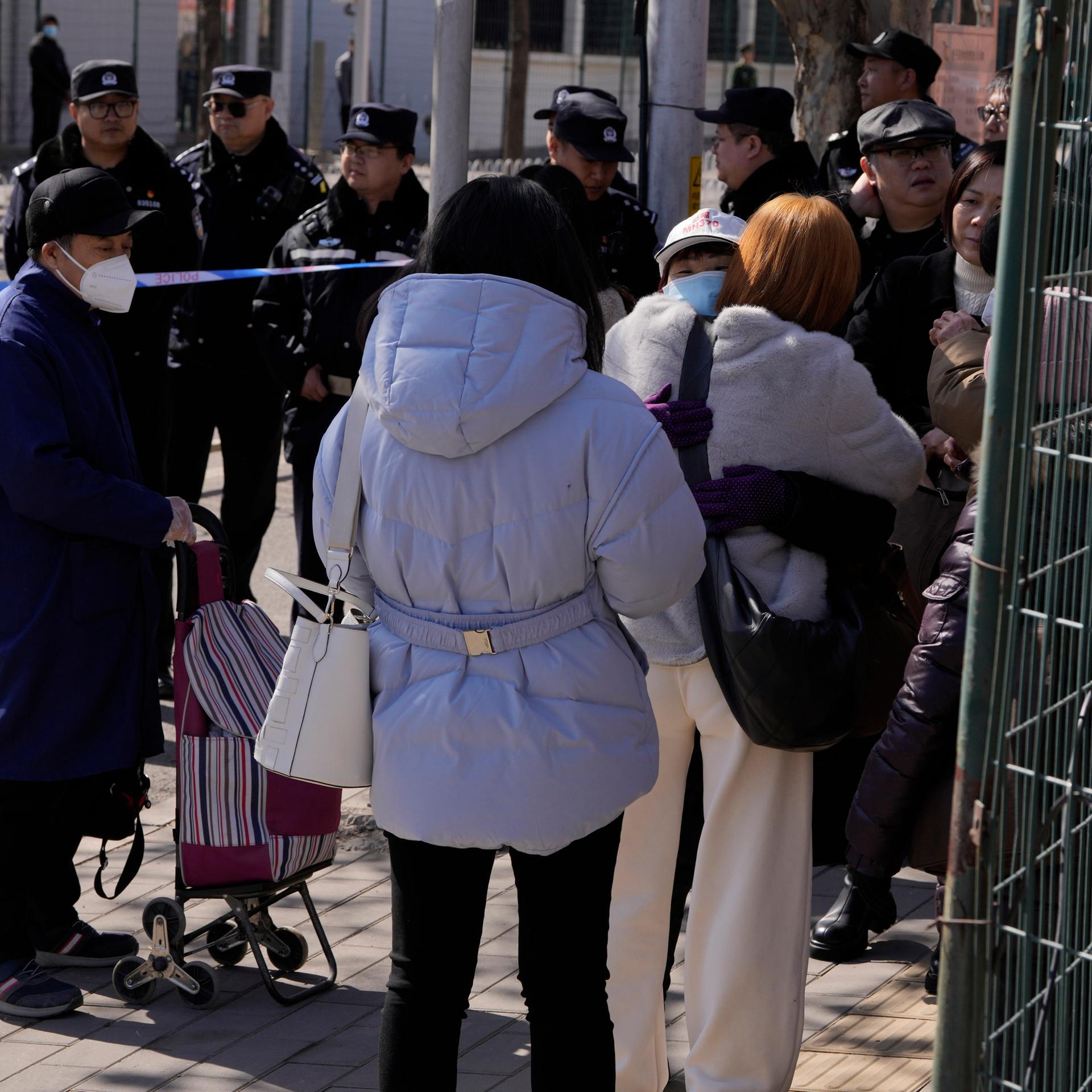 Angehörige der toten Passagiere von Flug MH370 versammeln sich in Peking vor der Botschaft Malaysias.