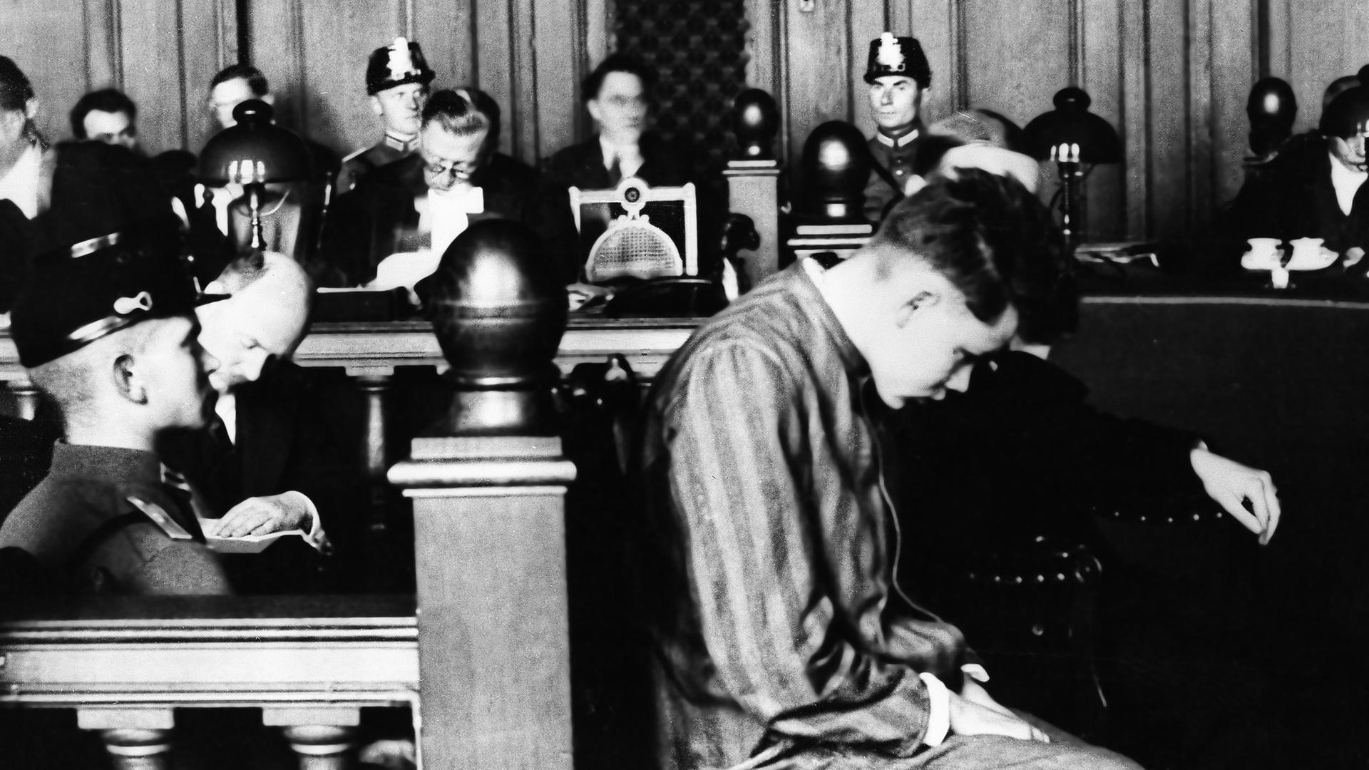 Ein Schwarz-Weiß-Foto zeigt den Niederländer Marinus van der Lubbe im Oktober 1933 beim Gerichtsprozess in Leipzig.