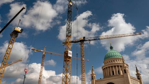 Baukräne rund um die Nikolaikirche in Potsdam, 2021.