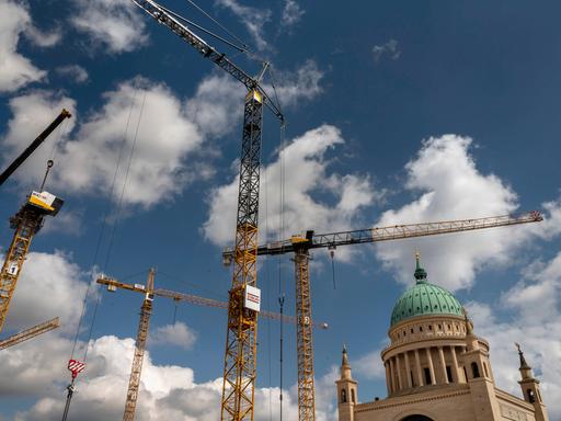 Baukräne rund um die Nikolaikirche in Potsdam, 2021.