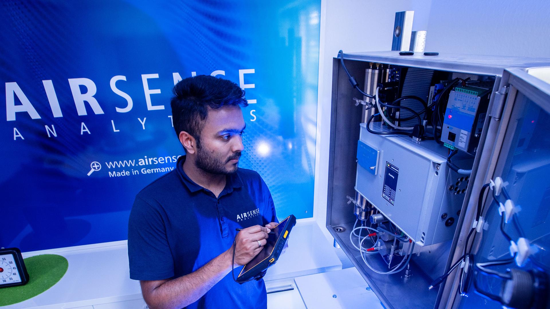 Ingenieur Praneeth Kalagara testet Bauteile in einer von der Firma Airsense entwickelten Gaswarnanlage für den Einsatz auf Spezialschiffen. 