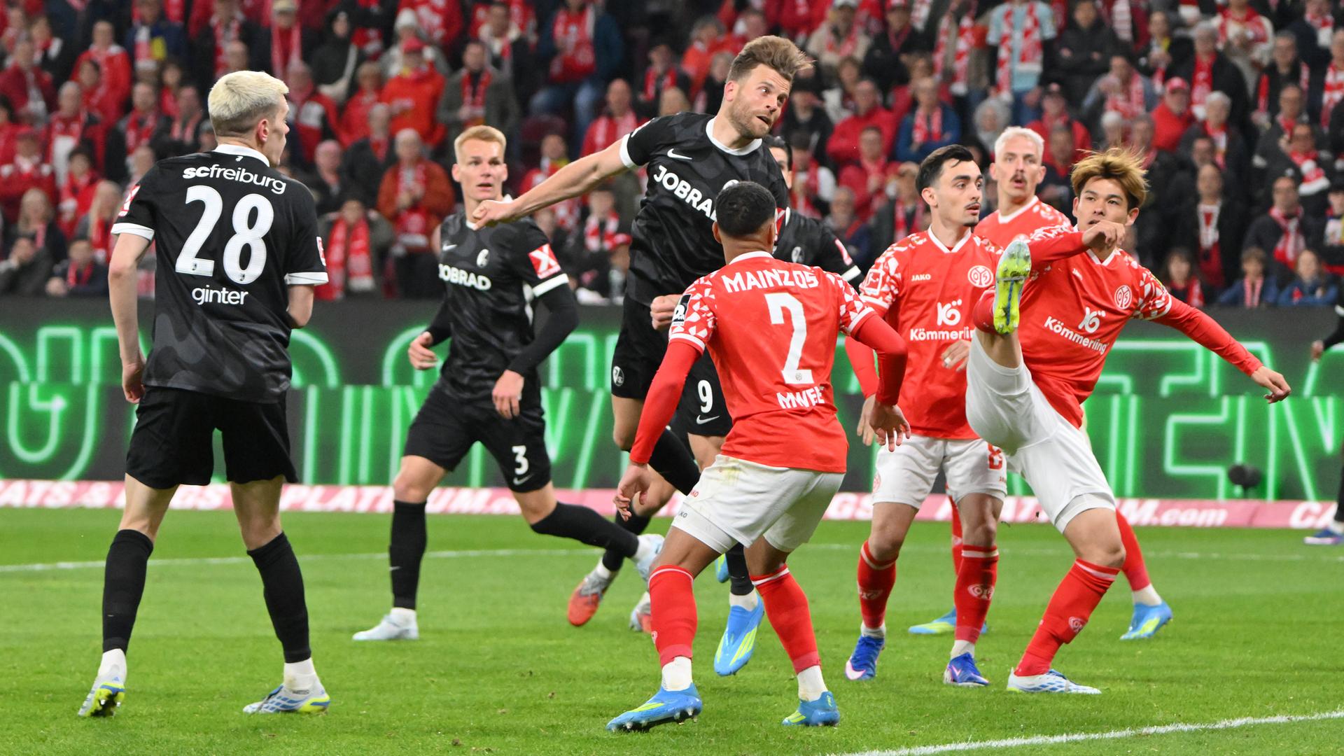 Lucas Höler (SC Freiburg) köpft in einem Spiel der Fußball-Bundesliga den Treffer zum 1:0 bei Mainz.