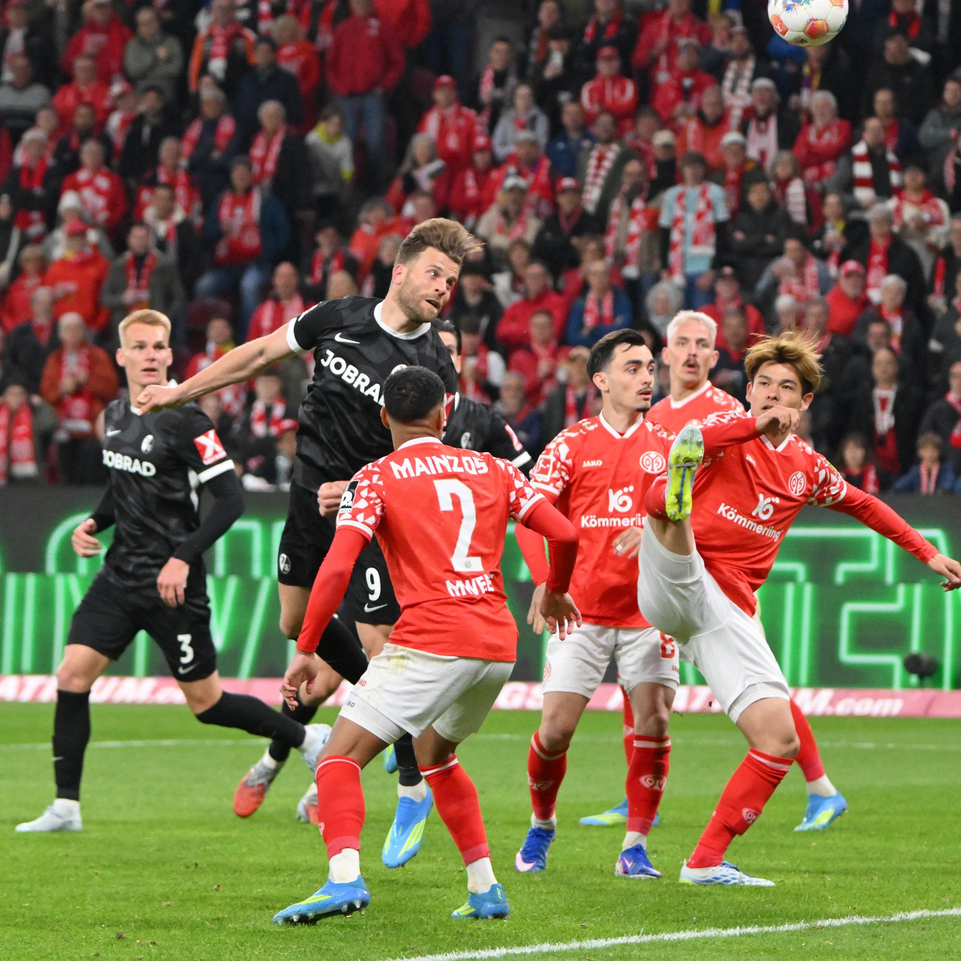 Lucas Höler (SC Freiburg) köpft in einem Spiel der Fußball-Bundesliga den Treffer zum 1:0 bei Mainz.