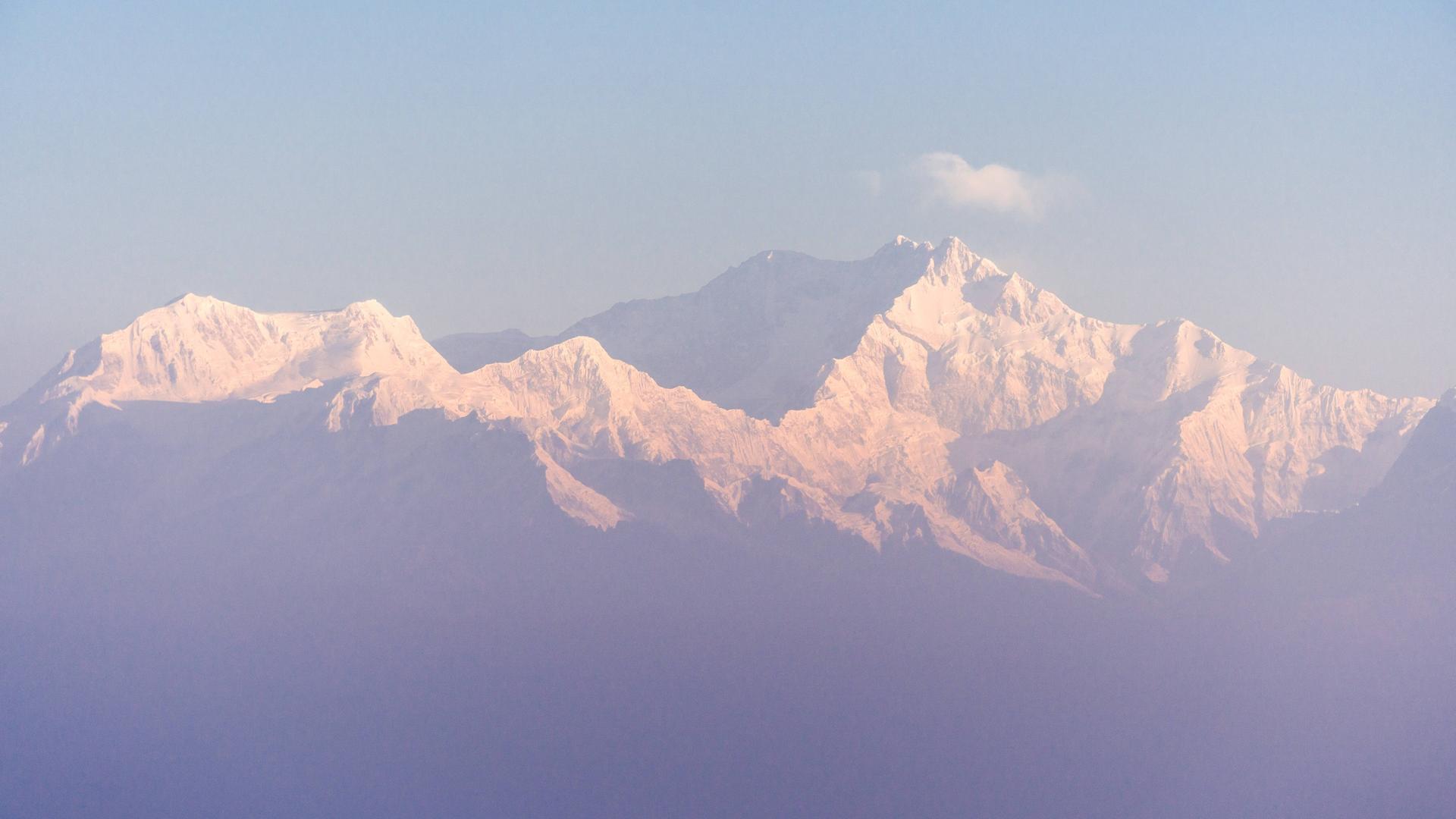 The mountain Kangchendzönga is visible from Tiger Hill in the morning haze Darjeeling West Bengal India Reise FB_2017_1022 The mountain Kangchendzönga is visible from Tiger Hill in the morning haze Darjeeling West Bengal India Reise FB_2017_1022