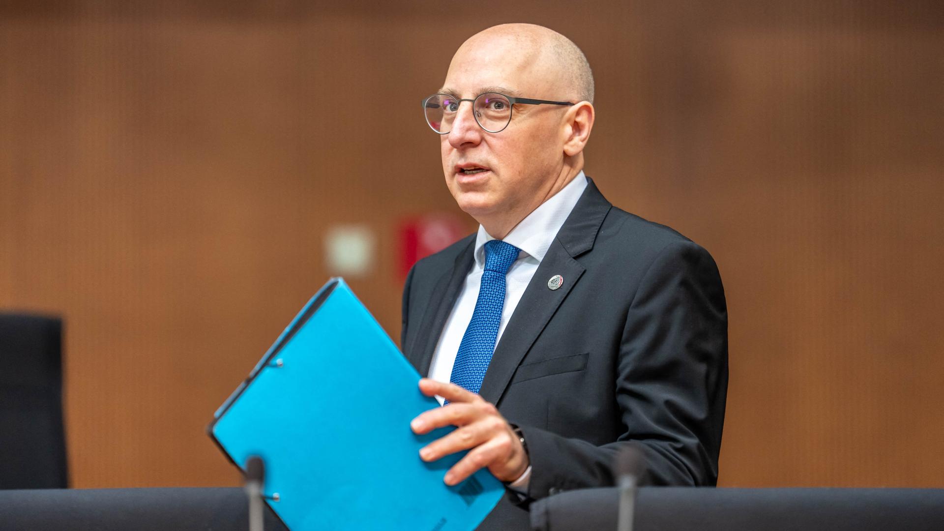 Sinan Selen, Präsident des Bundesamtes für Verfassungsschutz, kommt zur öffentlichen Anhörung des Parlamentarischen Kontrollgremiums PKGr, dem Gremium für die Kontrolle der Arbeit der Geheimdienste im Deutschen Bundestag. 