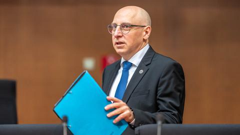 Sinan Selen, Präsident des dem Präsidenten des Bundesamtes für Verfassungsschutz BfV, kommt zu der öffentlichen Anhörung des Parlamentarischen Kontrollgremiums PKGr, dem Gremium für die Kontrolle der Arbeit der Geheimdienste im Deutscher Bundestag. 