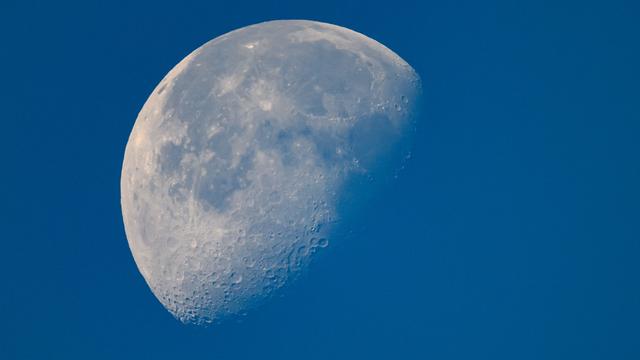 Der Mond von der Erde aus fotografiert