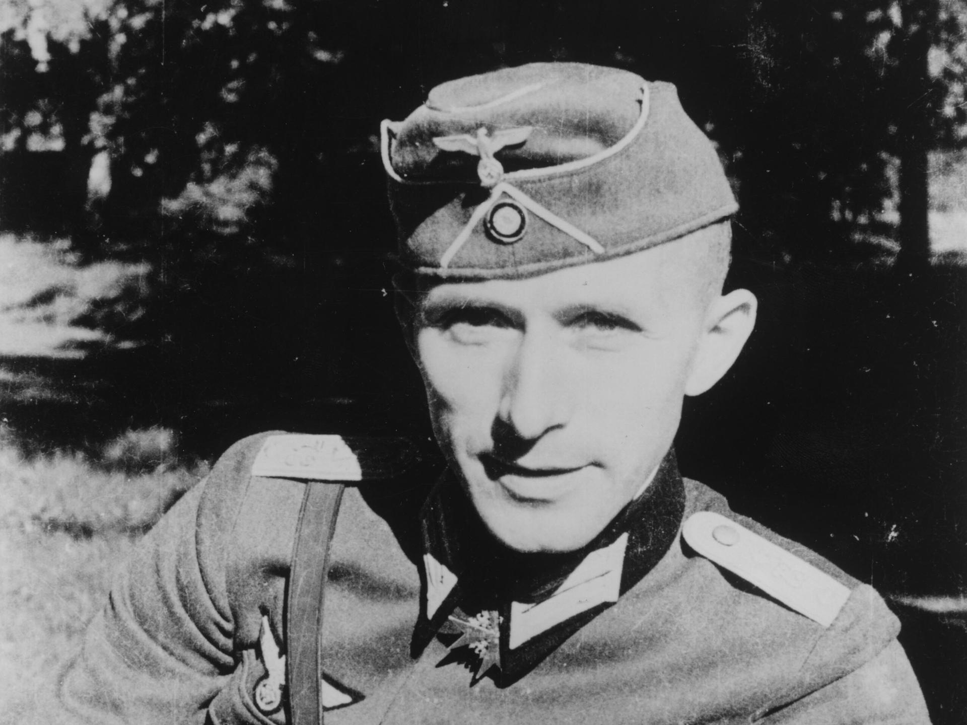 Ein Mann in Wehrmachtsuniform schaut in die Kamera: Ernst Jünger 1939.