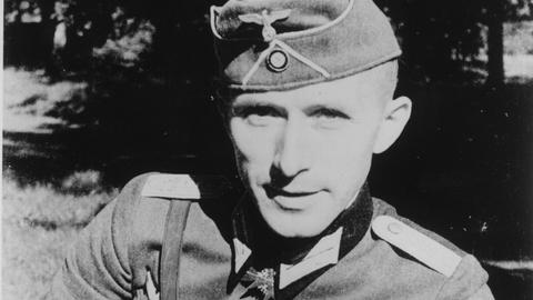 Ein Mann in Wehrmachtsuniform schaut in die Kamera: Ernst Jünger 1939.