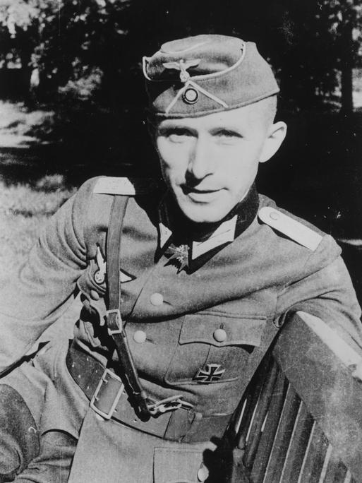 Ein Mann in Wehrmachtsuniform schaut in die Kamera: Ernst Jünger 1939. Ein Mann in Wehrmachtsuniform schaut in die Kamera: Ernst Jünger 1939.