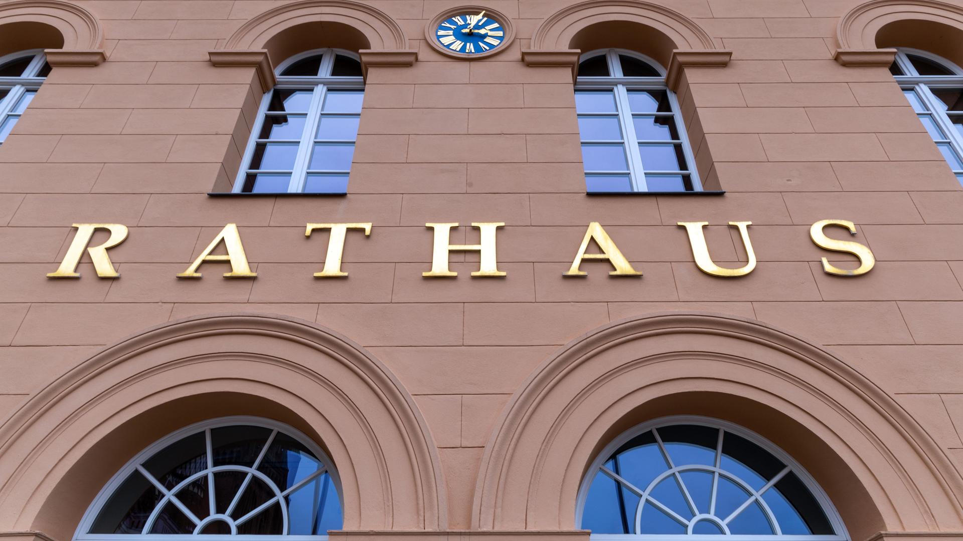 Der Schriftzug "Rathaus" ist am alten Rathaus in Schwerin zu sehen.