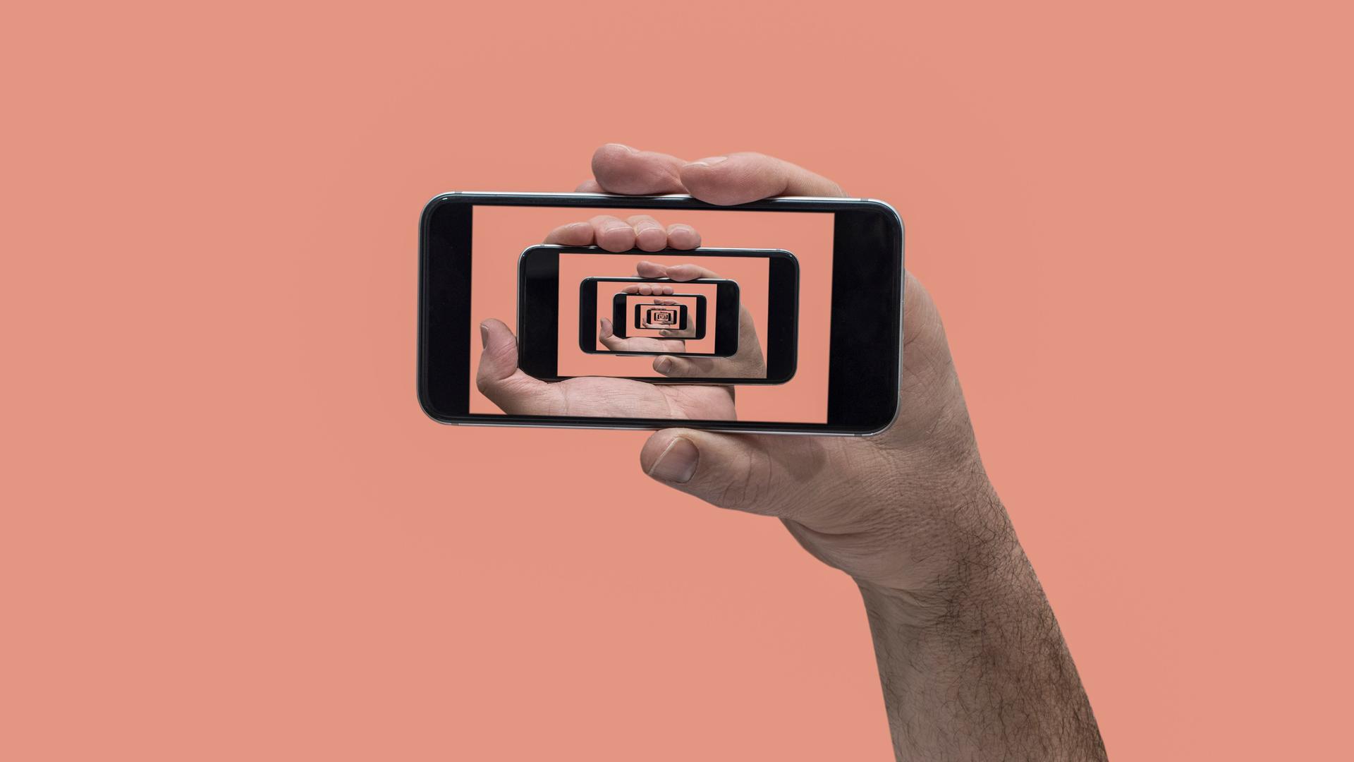 Collage einer Hand, die ein Smartphone hält. Auf dem Bildschirm sind immer weitere Smartphones im Smartphone zu sehen.