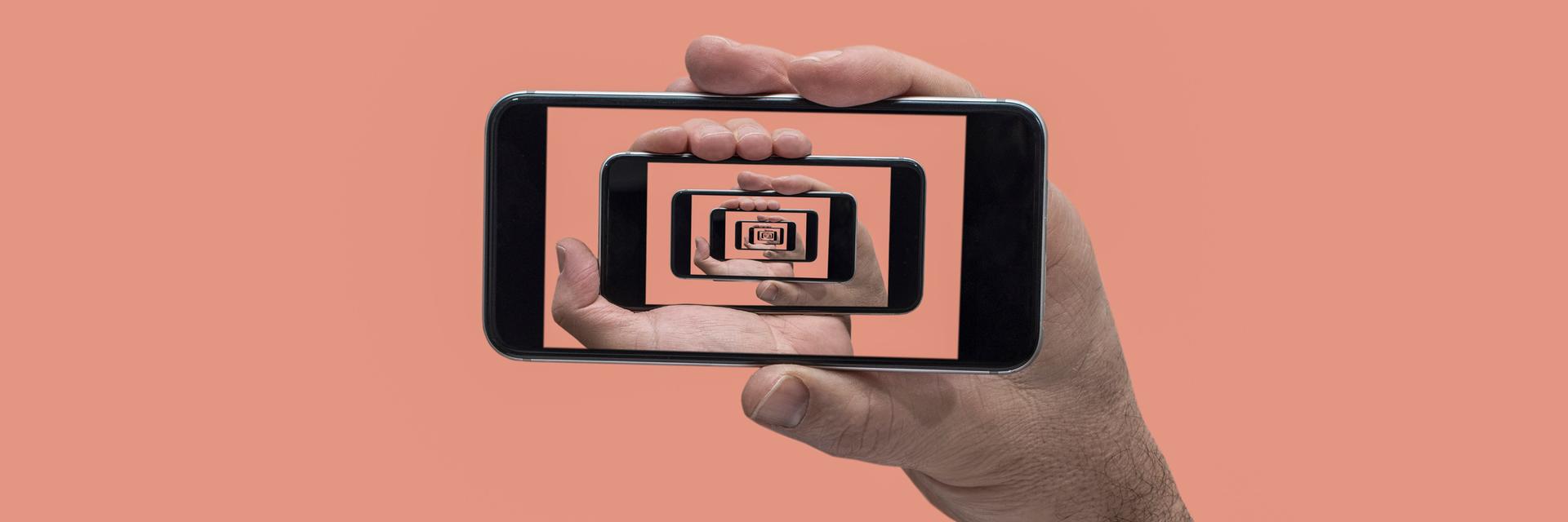 Collage einer Hand, die ein Smartphone hält. Auf dem Bildschirm sind immer weitere Smartphones im Smartphone zu sehen.