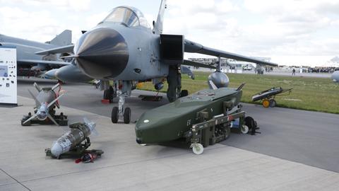 Ein Tornado mit einem davor liegenden Luft-Boden-Marschflugkörper "Taurus" bei der Internationalen Luft- und Raumfahrtausstellung auf dem Flughafen Berlin-Schönefeld im Jahr 2012.