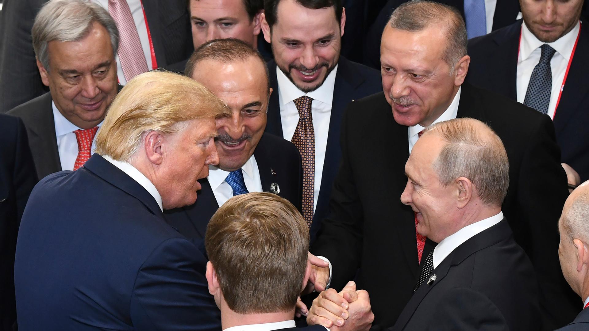 Ex-Präsident Donald Trump (l.) spricht mit dem russischen Präsidenten Wladimir Putin (r.) und dem türkischen Präsidenten Recep Tayyip Erdogan (r.o.) 2019 auf dem G-20-Gipfel in Osaka, Japan.