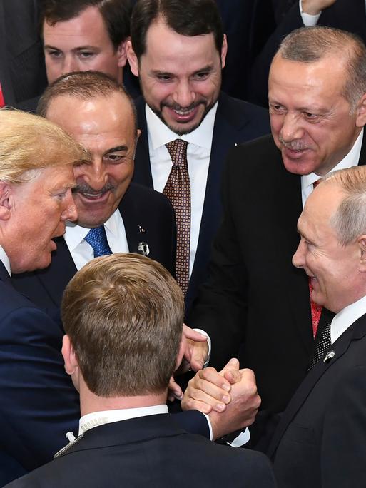 Ex-Präsident Donald Trump (l.) spricht mit dem russischen Präsidenten Wladimir Putin (r.) und dem türkischen Präsidenten Recep Tayyip Erdogan (r.o.) 2019 auf dem G-20-Gipfel in Osaka, Japan.