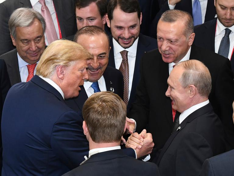 Ex-Präsident Donald Trump (l.) spricht mit dem russischen Präsidenten Wladimir Putin (r.) und dem türkischen Präsidenten Recep Tayyip Erdogan (r.o.) 2019 auf dem G-20-Gipfel in Osaka, Japan.