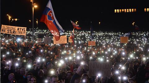 Nachtaufnahme einer Demonstration in Bratislava mit vielen Teilnehmern.