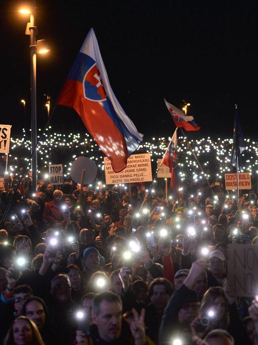 Nachtaufnahme einer Demonstration in Bratislava mit vielen Teilnehmern.