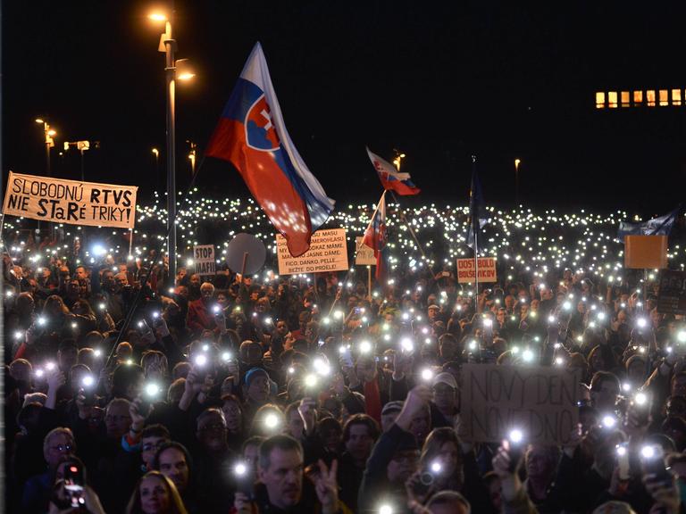 Nachtaufnahme einer Demonstration in Bratislava mit vielen Teilnehmern.