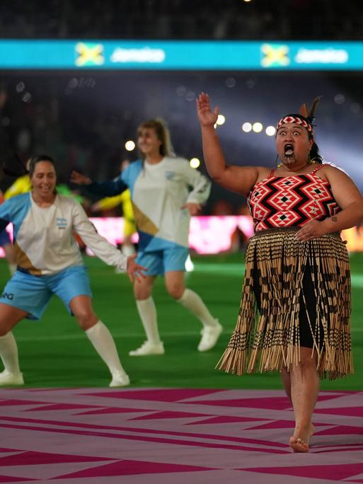 Eine traditionell gekleidete Maori auf dem Rasen bei der Eröffnungsfeier der Fußball-WM 2023. 