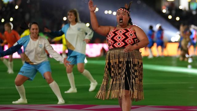 Eine traditionell gekleidete Maori auf dem Rasen bei der Eröffnungsfeier der Fußball-WM 2023. 