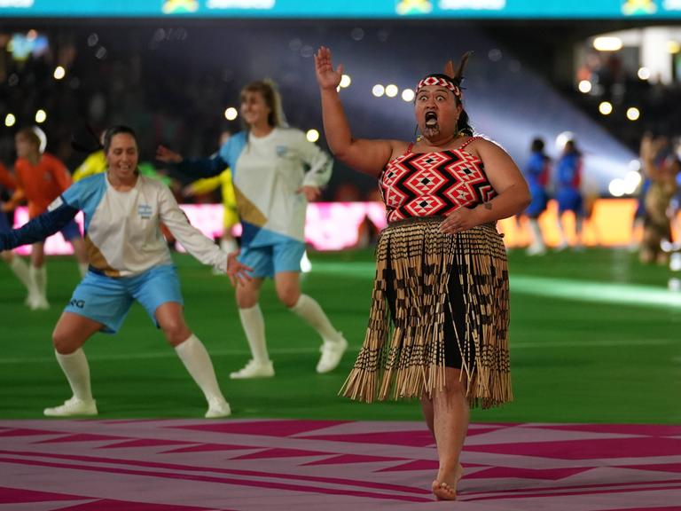 Eine traditionell gekleidete Maori auf dem Rasen bei der Eröffnungsfeier der Fußball-WM 2023. 