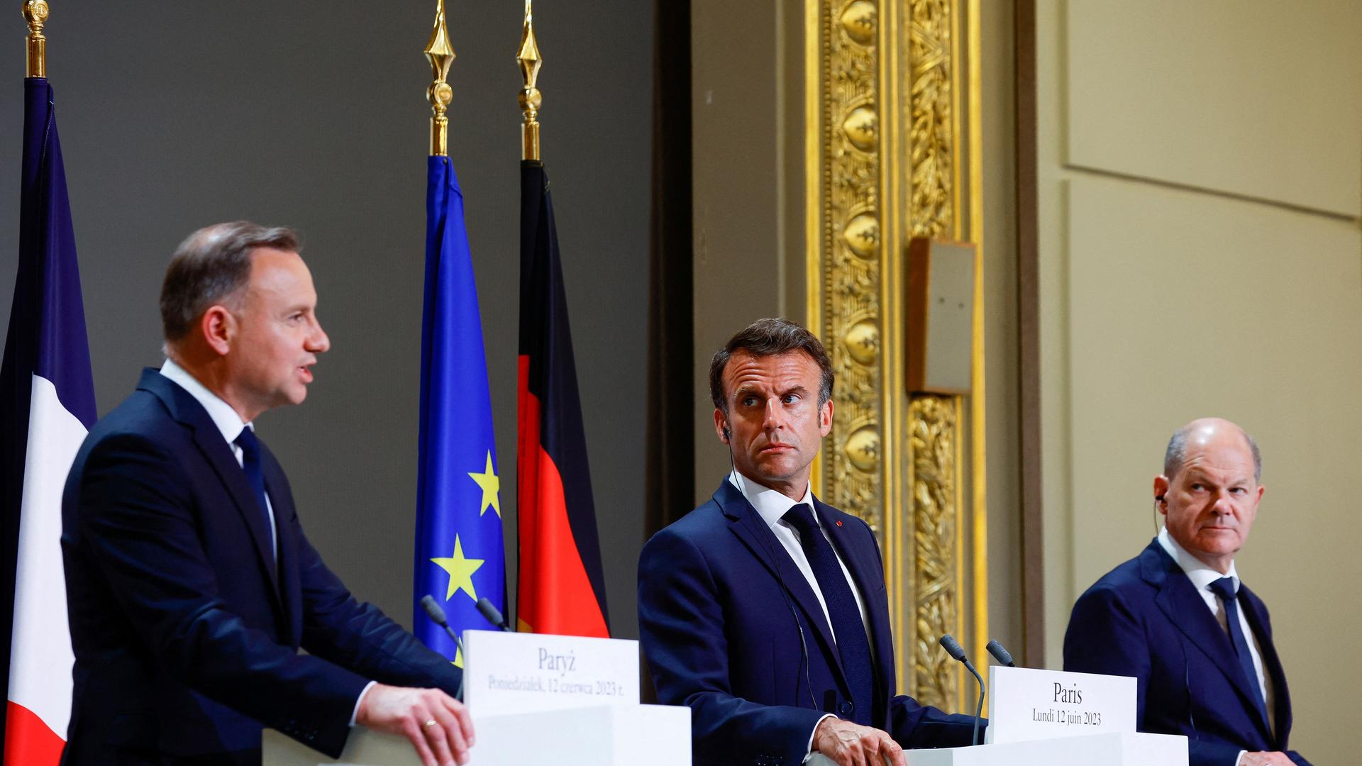 Andrzej Duda, Präsident von Polen, spricht während einer gemeinsamen Pressekonferenz mit Emmanuel Macron, Präsident von Frankreich, und Bundeskanzler Olaf Scholz (SPD) im Elysee-Palast.