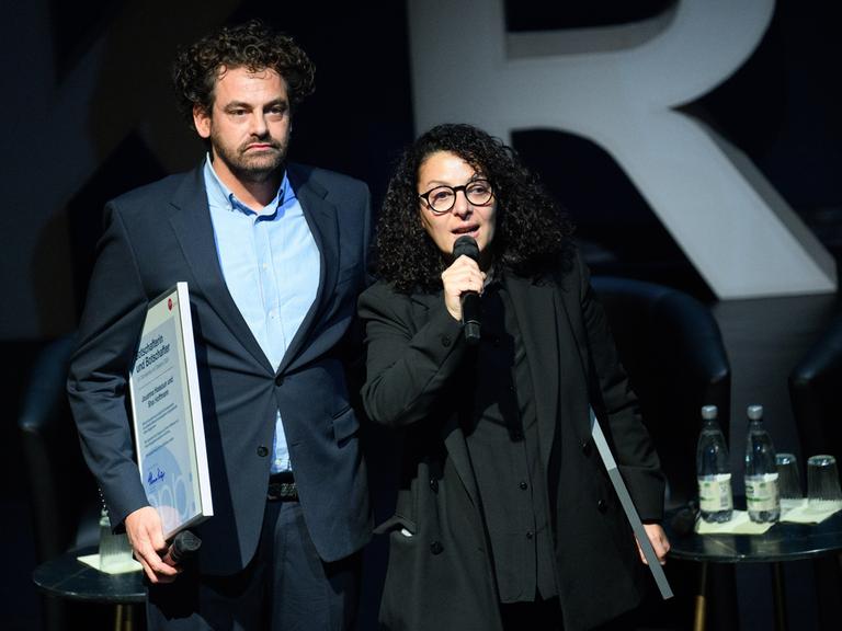 Shai Hoffmann (l.) und Jouanna Hassoun (r.) stehen bei einer Auszeichnung zusammen