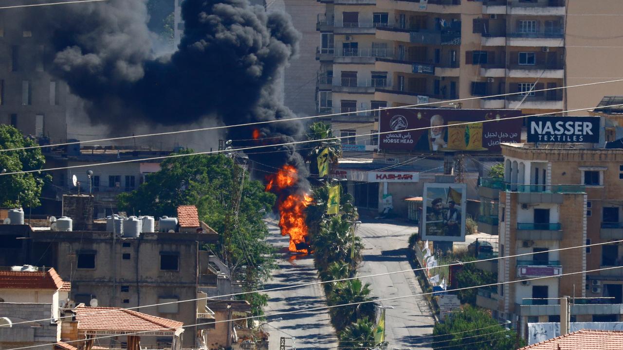 Ein Auto in der Stadt Nabatija geht in Flammen auf. Eine dunkle Rauchwolke steigt auf.