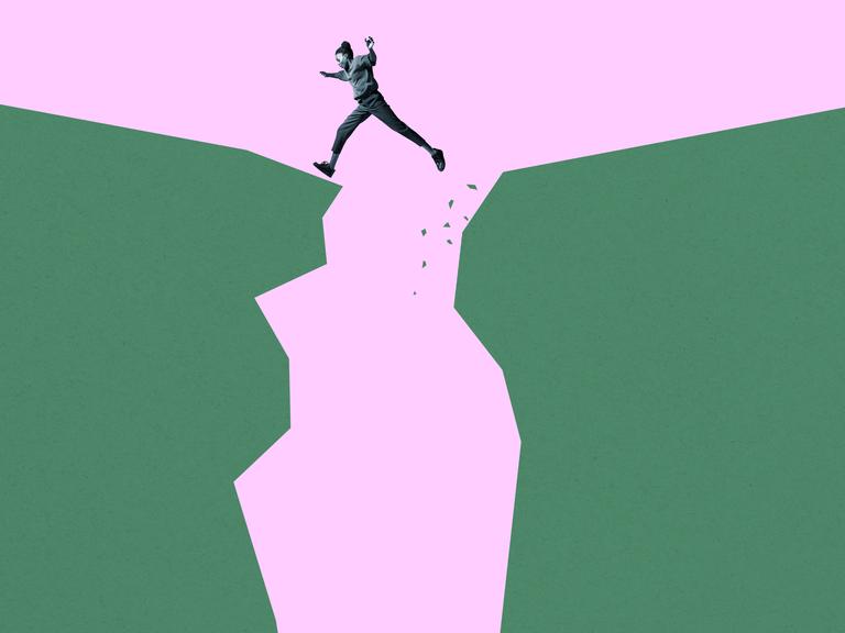 Eine junge Frau springt vor pinkem Hintergrund über grüne Klippen. (Collage)

