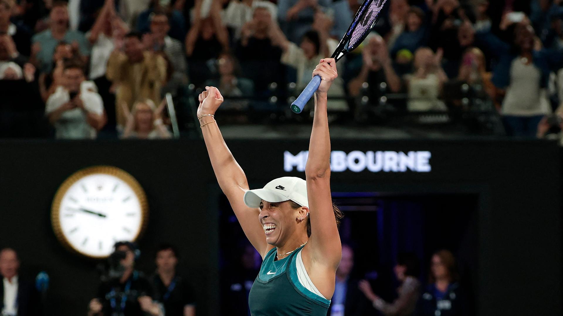 Madison Keys jubelt mit nach oben ausgestrecktem Tennisschläger.