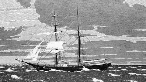 Im Dezember 1872 wird die Mary Celeste mitten im Atlantik vor den Azoren verlassen aufgefunden. Der Kapitän, seine Frau und ihre zweijährige Tochter sowie die acht Besatzungsmitglieder werden vermisst. Gravur 19. Jahrhundert.