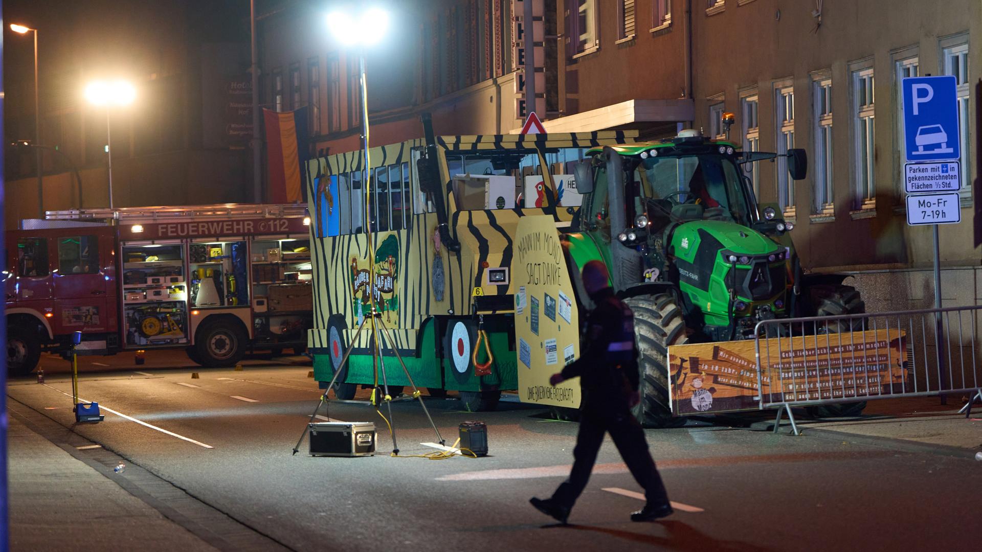 Zu sehen ist ein mit Absperrungen abgesicherter Karnevalswagen bei Nacht, in der Polizisten Ermittlungen durchführen. Zu sehen ist ein mit Absperrungen abgesicherter Karnevalswagen bei Nacht, in der Polizisten Ermittlungen durchführen.