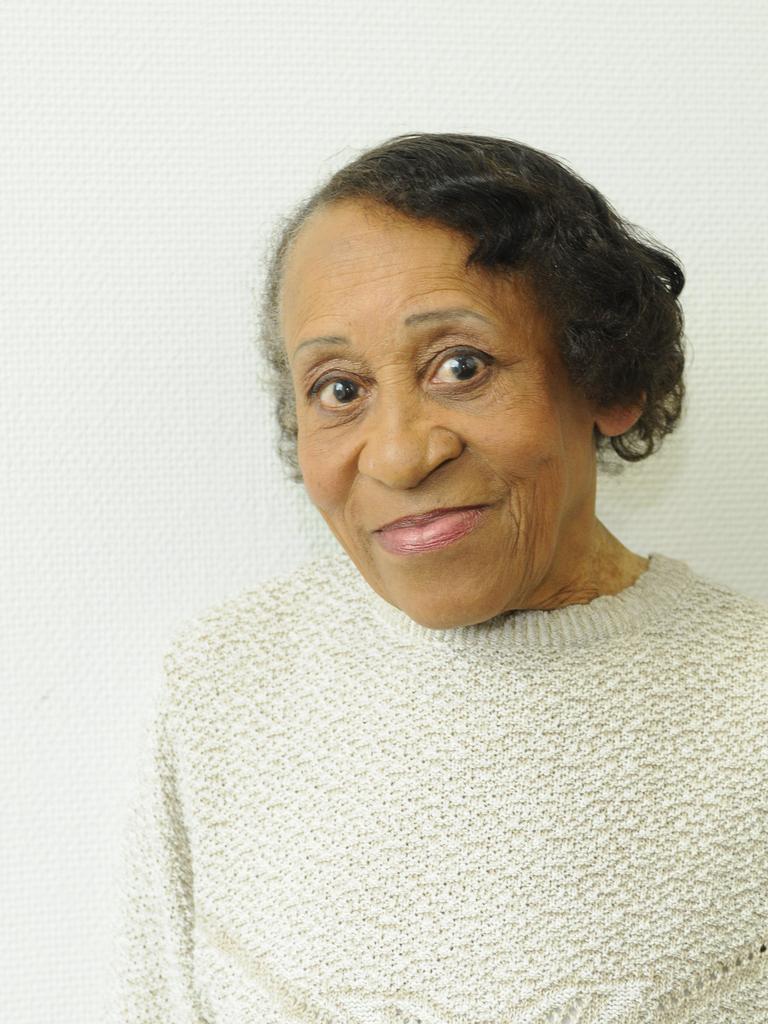 Portrait von Marie Nejar, die einen hellen Pullover trägt und freundlich in die Kamera lächelt