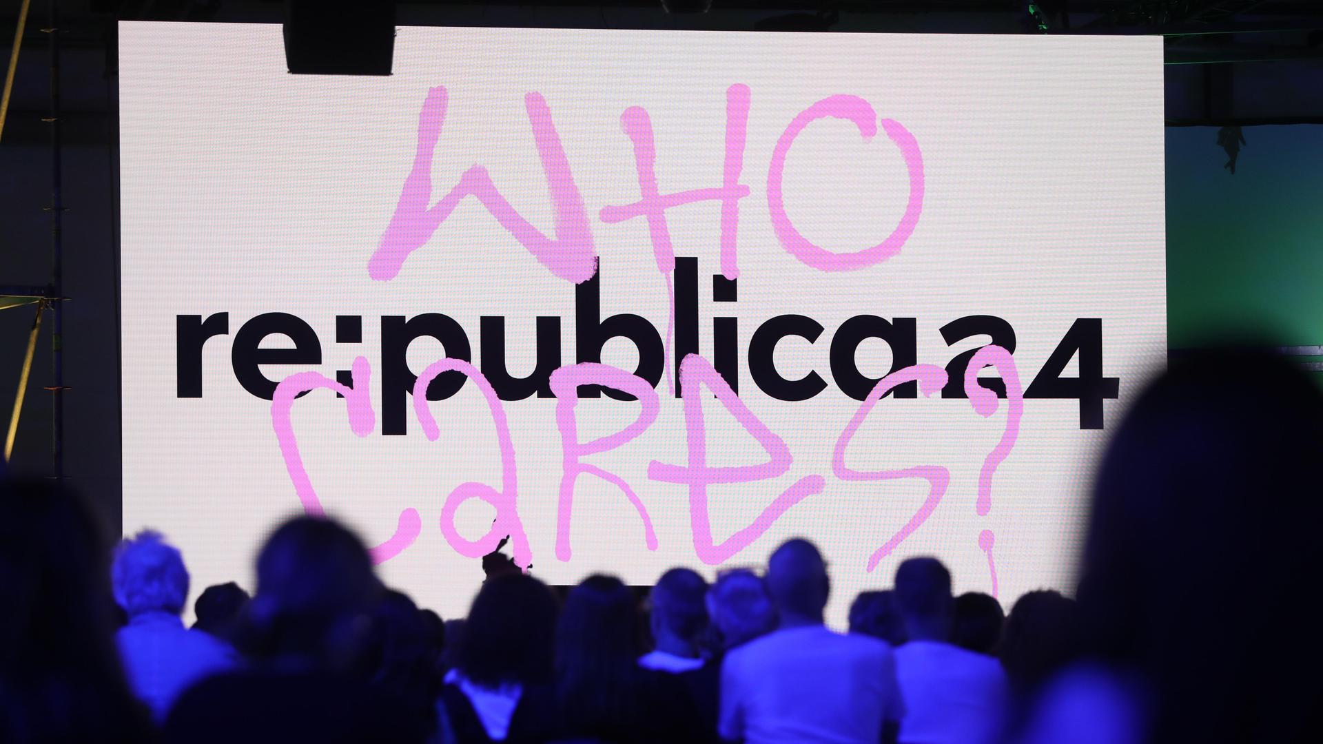 Über der Bühne der Re:publica 24 prangt das Logo mit dem Motto "Who cares?"