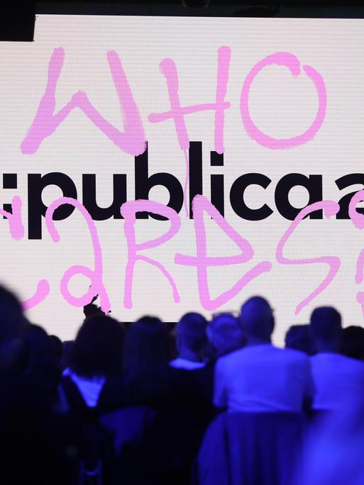 Über der Bühne der Re:publica 24 prangt das Logo mit dem Motto "Who cares?"