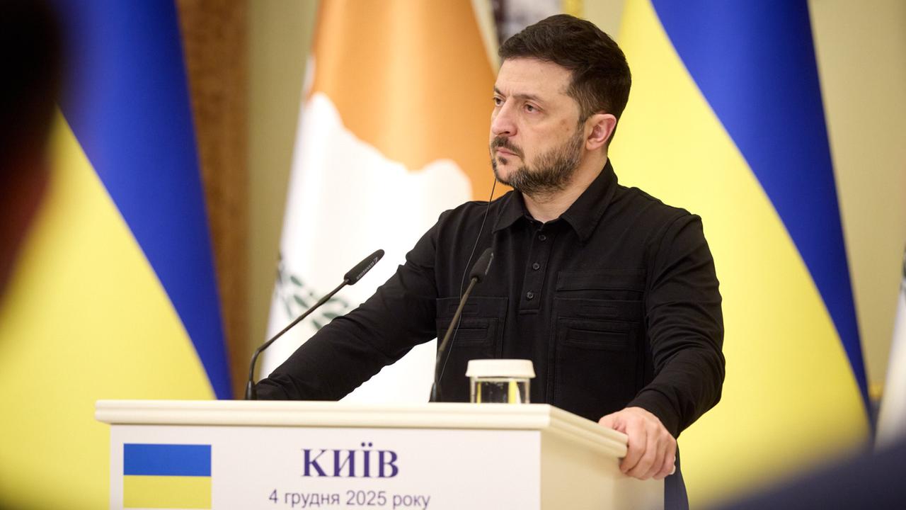 Präsident Wolodymyr Selenskyj steht an einem Rednerpult Präsident Wolodymyr Selenskyj steht an einem Rednerpult