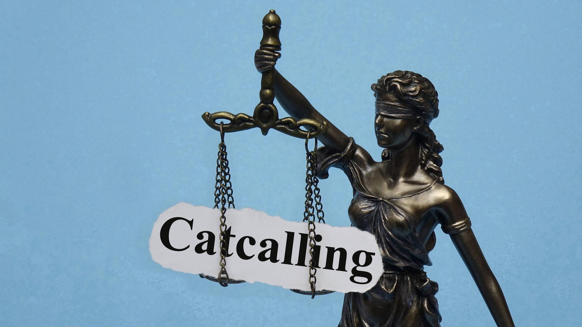 Eine Justizia-Stratue mit verbundenen Augen hat das Wort "Catcalling" auf den Waagschalen.