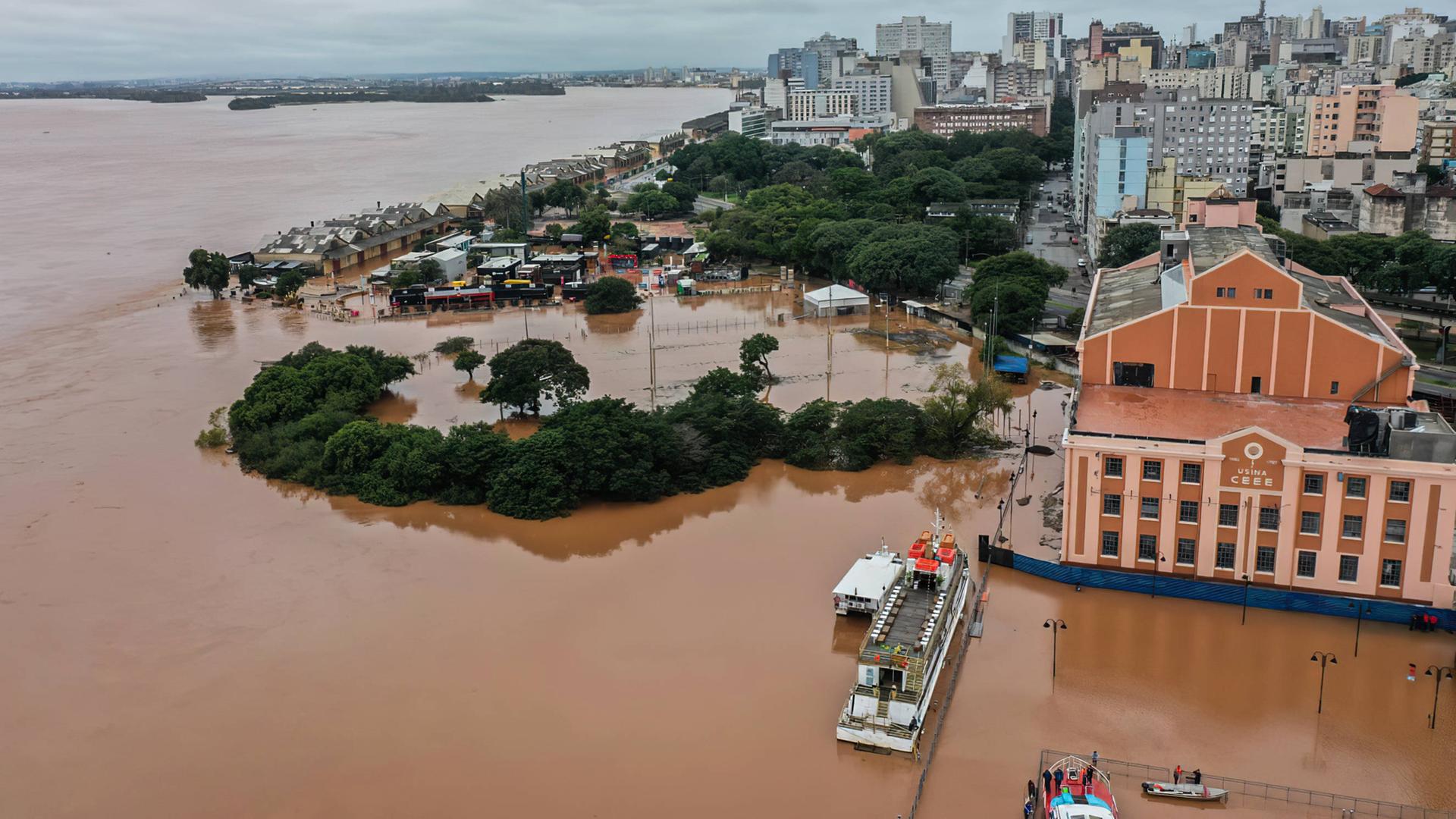 Überschwemmte Gebiete im brasilianischen Porto Alegre: Häuser und Straßen stehen unter Wasser.