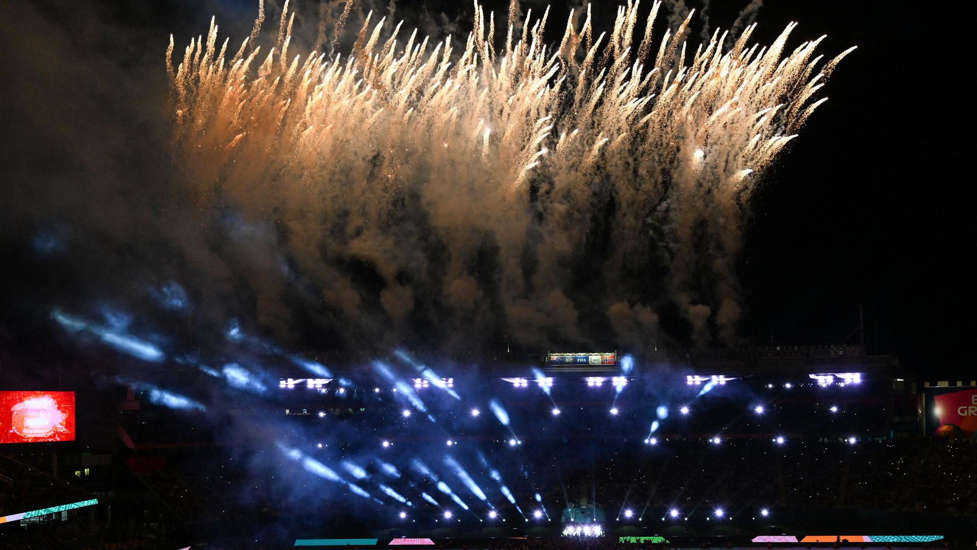 Ein großes Feuerwerk zur Eröffnungsfeier der Frauen-Fußball-WM über das Stadion in Auckland Ein großes Feuerwerk zur Eröffnungsfeier der Frauen-Fußball-WM über das Stadion in Auckland