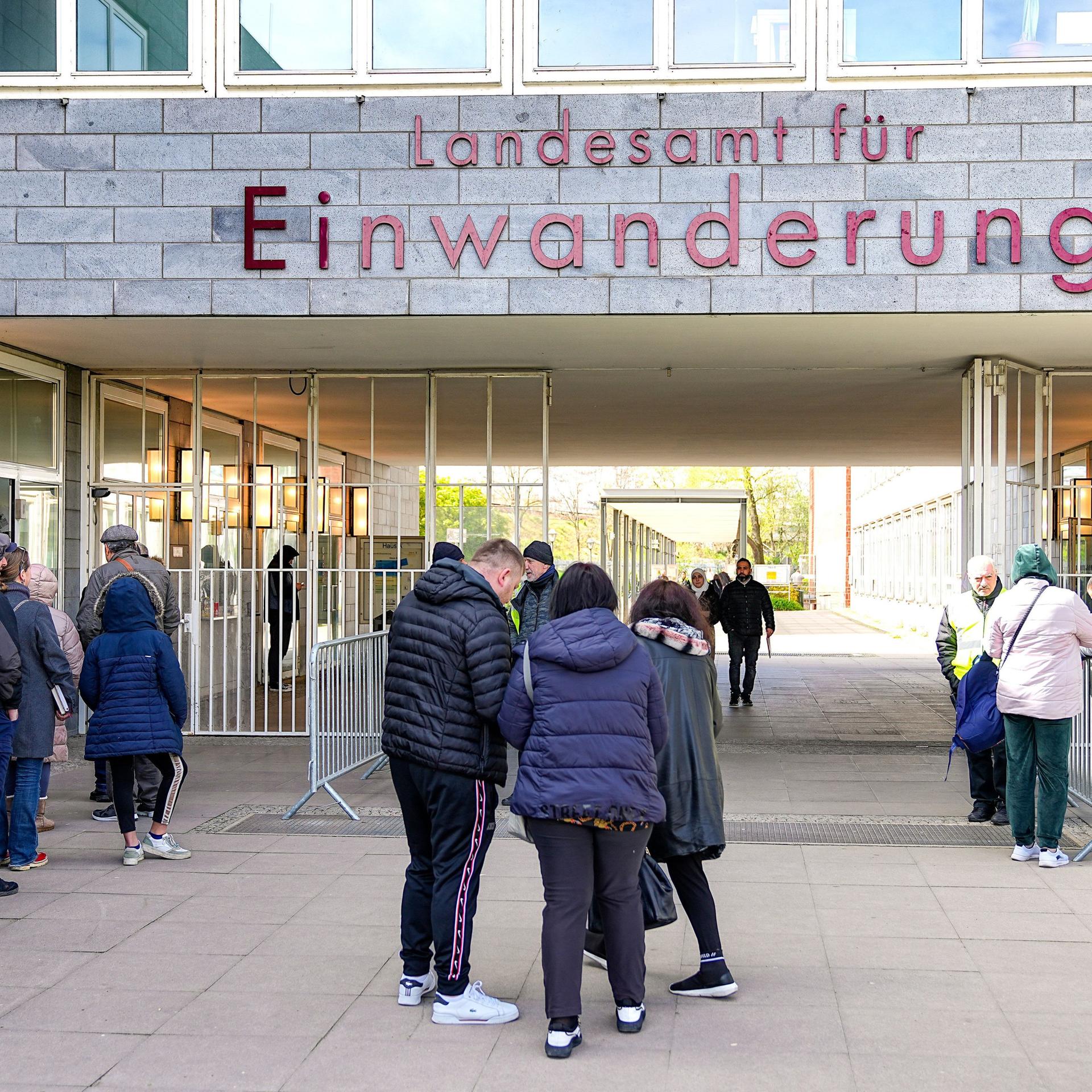 Berlin, das Landesamt für Einwanderung (LEA) am Friedrich-Krause-Ufer 24 im Ortsteil Moabit mit einigen Personen und Sicherheitspersonal im Eingangsbereich. 