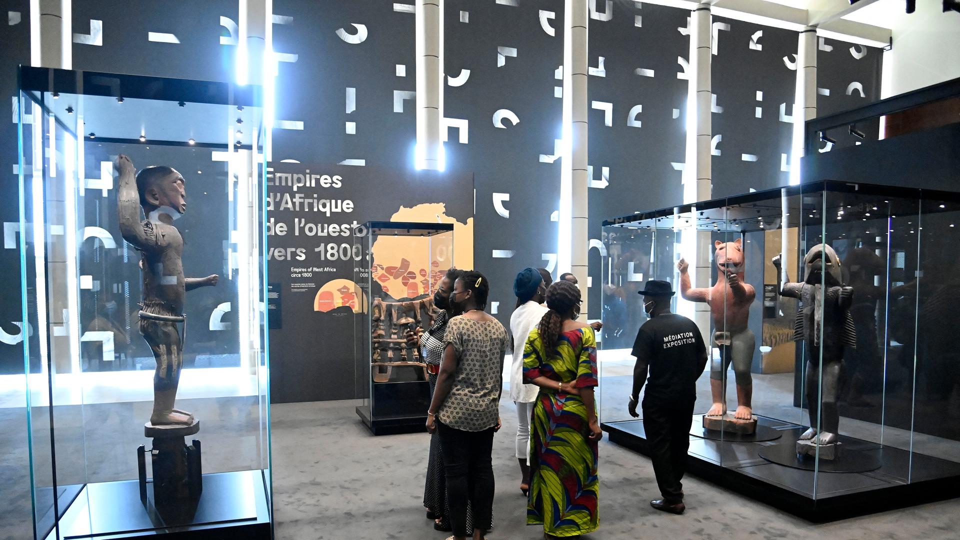 Besucher in Cotonou bei der Ausstellung der von Frankreich zurückgegebenen Raubkunst.